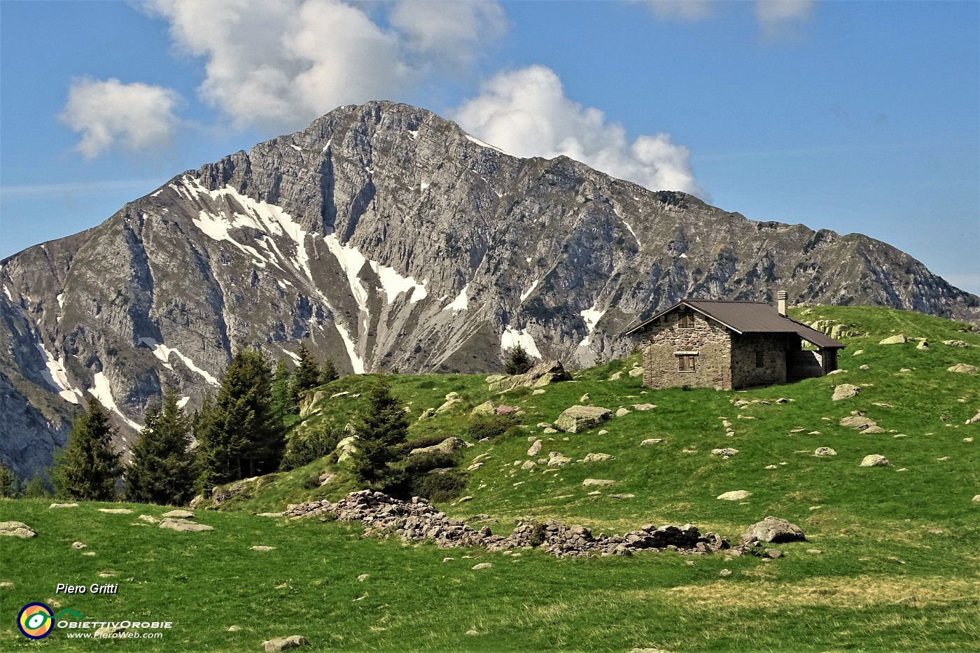 22 Baita di Monte Campo (1878 m) sullo sfondo il Pizzo di Roncobello in Menna.JPG